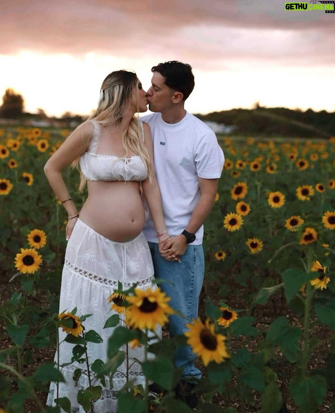 Lele Pons - 4 Million Likes - Weâre PREGNANT!!!!! đ¤°đźâ¤ď¸đĽš canât wait to meet you! We love you- Mom & Dad
BEBE EN CAMINO!! â¤ď¸â¤ď¸ contando los dĂas para conocerte, đđź te amamos. -Mama y Papa
(Photographer: @phraa )