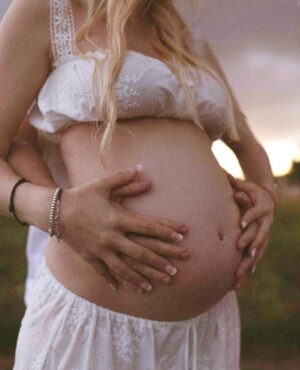 Lele Pons Instagram - We’re PREGNANT!!!!! 🤰🏼❤️🥹 can’t wait to meet you! We love you- Mom & Dad

BEBE EN CAMINO!! ❤️❤️ contando los días para conocerte, 🙏🏼 te amamos. -Mama y Papa

(Photographer: @phraa )