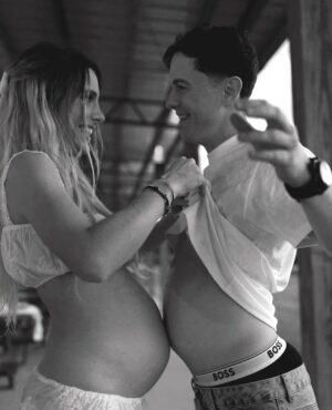 Lele Pons Instagram - We’re PREGNANT!!!!! 🤰🏼❤️🥹 can’t wait to meet you! We love you- Mom & Dad

BEBE EN CAMINO!! ❤️❤️ contando los días para conocerte, 🙏🏼 te amamos. -Mama y Papa

(Photographer: @phraa )