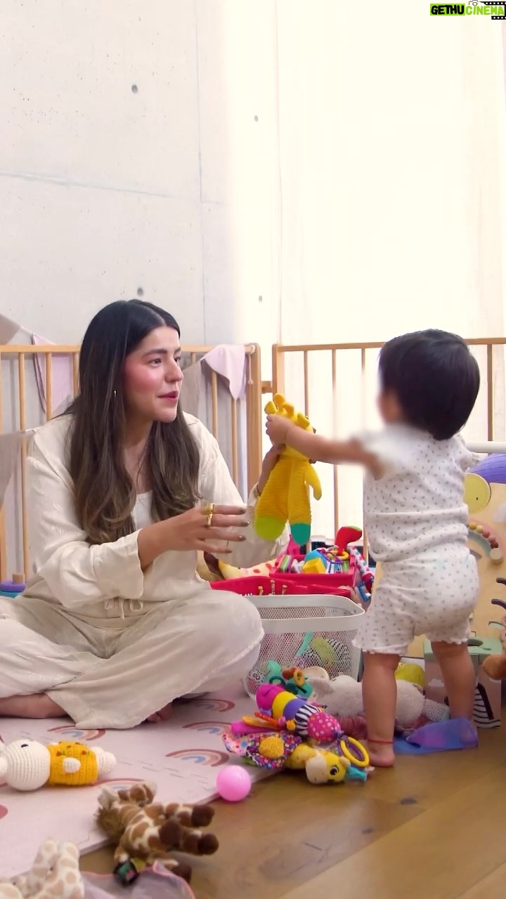 Lesslie Polinesia - 646.4K Likes - De las cosas más hermosas que me han pasado en la vida es ver crecer a mi hija Alquimia. Hoy quiero compartirles este momento tan especial, porque de verdad fue único, fue la primera vez que se levantó solita. Como mamá orgullosa, no puedo estar más feliz por ella. Sus pequeños logros también son los míos… y celebrarlos juntas hace que todo valga la pena 🤍🤍🤍
