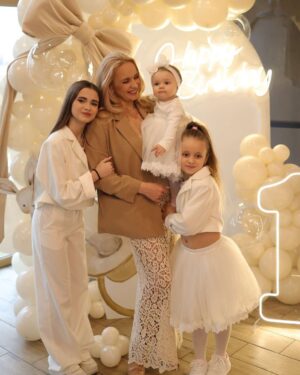 Liliia Rebryk Instagram - Просто залишу ці фантастичні фото тут… 
На згадку про 15 березня. 
Про те, як швидко летить час. 
Про перший день народження Адель💖

Фото @tsaruk.photo 🫶🏻