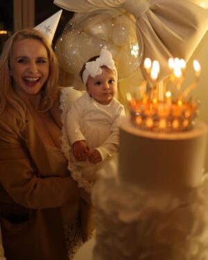 Liliia Rebryk Instagram - Просто залишу ці фантастичні фото тут… 
На згадку про 15 березня. 
Про те, як швидко летить час. 
Про перший день народження Адель💖

Фото @tsaruk.photo 🫶🏻