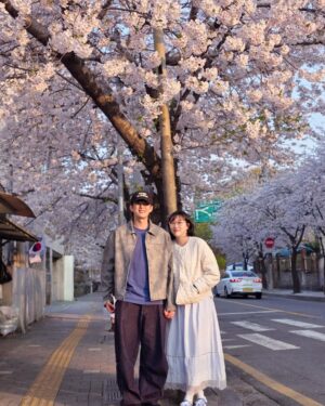Lim La-la Instagram - 🌸둘만의 벚꽃엔딩🌸 예전엔 벚꽃만큼 이뻐보이고 싶었는데 지금은 생얼로 편의점 가는 길에 
그냥 하나 찍을까?ㅋㅋㅋ

11년째 벚꽃은 예쁘고, 
우린 익숙하고,
그래도 여전히 같이 본다.
함께 피고 지는 계절이 고마운 하루🩷

For the 11th year, 
the cherry blossoms are still beautiful,
we’ve grown familiar,
but we’re still here, watching them together.

#11번째 #벚꽃 #합정 #망원 #희우정로
#엔조이커플 #손민수 #임라라 #합정벚꽃