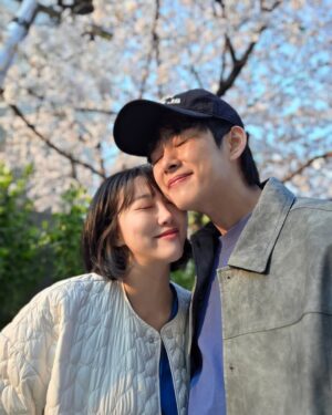 Lim La-la Instagram - 🌸둘만의 벚꽃엔딩🌸 예전엔 벚꽃만큼 이뻐보이고 싶었는데 지금은 생얼로 편의점 가는 길에 
그냥 하나 찍을까?ㅋㅋㅋ

11년째 벚꽃은 예쁘고, 
우린 익숙하고,
그래도 여전히 같이 본다.
함께 피고 지는 계절이 고마운 하루🩷

For the 11th year, 
the cherry blossoms are still beautiful,
we’ve grown familiar,
but we’re still here, watching them together.

#11번째 #벚꽃 #합정 #망원 #희우정로
#엔조이커플 #손민수 #임라라 #합정벚꽃