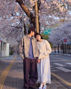 Lim La-la Instagram - 🌸둘만의 벚꽃엔딩🌸 예전엔 벚꽃만큼 이뻐보이고 싶었는데 지금은 생얼로 편의점 가는 길에 
그냥 하나 찍을까?ㅋㅋㅋ

11년째 벚꽃은 예쁘고, 
우린 익숙하고,
그래도 여전히 같이 본다.
함께 피고 지는 계절이 고마운 하루🩷

For the 11th year, 
the cherry blossoms are still beautiful,
we’ve grown familiar,
but we’re still here, watching them together.

#11번째 #벚꽃 #합정 #망원 #희우정로
#엔조이커플 #손민수 #임라라 #합정벚꽃