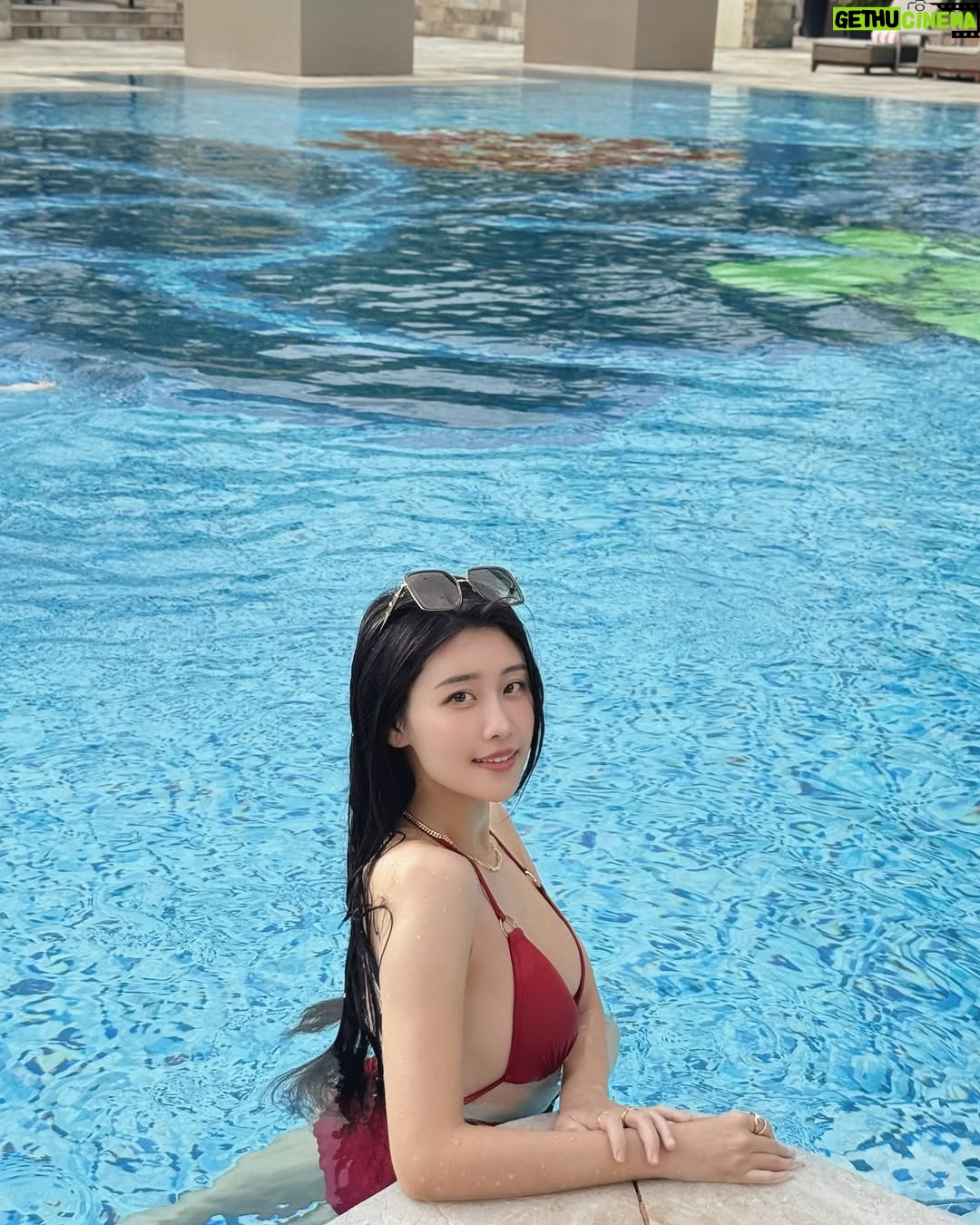 Lin Chenyi - 9.6K Likes - 關於上一篇說到的Solaire,真的很想再多分享一些細節。
在這裡完全不用擔心交通問題,有專車服務可以接送,不論是市區、必去的SM Mall或是王城區都能想去就去。
我的第一站便選擇王城區,為了尋找菲律賓的淵源,來到了記錄關於菲律賓華人曾經在這裡生活的貢獻與當地殖民文化的菲華歷史博物館,還有超過百年仍如畫般美麗的西班牙式二層石頭小樓,依舊矗立於喧鬧小販街上的最古老的釀酒廠,滿滿的歷史蹤跡至今回想起來依然意猶未盡!
除此之外,Solaire渡假村本身就有許多娛樂設施與餐廳,在這裡待個一週不出門都沒問題,白天可以安排個一天逛逛精品街,結束後再來個愜意下午茶,放慢步調讓身心都能放鬆,才是出遊的目的;偶爾想運動也能去Villa泳池或VIP健身房。
還有這裡的高級娛樂區也很有意思,有許多新的玩法,其中有一款讓我印象深刻,它的玩法就像德州撲克,但唯一不一樣的是只跟荷官比牌力,玩法是Flop一定要下注碼才可以看翻牌,但是到了轉牌你可以決定要Check或是持續下注,河牌也不會因為你轉牌Check就不能下注,所以你完全可以掌控每一個回合的正負籌碼量!
但最有趣的當然還是與朋友們一起享受鬥智的過程,彷彿一同上戰場的革命友軍,讓人熱血沸騰!
說到沸騰便讓人想起,這裡還有一個讓心跳加速的娛樂設施「Sky Range」,在射擊遊戲上看過的槍型,都擺在眼前任你挑選,讓你實際感受真槍實彈的後座力與命中紅心的成就快感~
因為Solaire的娛樂設施真的很多,如果說最喜歡的設施,那一定是VIP SPA!獨特的油壓手法讓人欲罷不能,從頭到尾沒有一絲的鬆懈,謹慎地按摩每一個部位,讓人不愛都不行!
謝謝Solaire帶來的這趟體驗,也謝謝宇宙的能量,在這趟旅途帶給我一群志同道合的朋友們🫶🏻
#SolaireResort
#SolaireExperience
#TheShoppesatSolaire
#skyrangeatsolaire