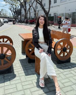 Lin Chenyi Instagram - 關於上一篇說到的Solaire，真的很想再多分享一些細節。
在這裡完全不用擔心交通問題，有專車服務可以接送，不論是市區、必去的SM Mall或是王城區都能想去就去。

我的第一站便選擇王城區，為了尋找菲律賓的淵源，來到了記錄關於菲律賓華人曾經在這裡生活的貢獻與當地殖民文化的菲華歷史博物館，還有超過百年仍如畫般美麗的西班牙式二層石頭小樓，依舊矗立於喧鬧小販街上的最古老的釀酒廠，滿滿的歷史蹤跡至今回想起來依然意猶未盡！

除此之外，Solaire渡假村本身就有許多娛樂設施與餐廳，在這裡待個一週不出門都沒問題，白天可以安排個一天逛逛精品街，結束後再來個愜意下午茶，放慢步調讓身心都能放鬆，才是出遊的目的；偶爾想運動也能去Villa泳池或VIP健身房。

還有這裡的高級娛樂區也很有意思，有許多新的玩法，其中有一款讓我印象深刻，它的玩法就像德州撲克，但唯一不一樣的是只跟荷官比牌力，玩法是Flop一定要下注碼才可以看翻牌，但是到了轉牌你可以決定要Check或是持續下注，河牌也不會因為你轉牌Check就不能下注，所以你完全可以掌控每一個回合的正負籌碼量！
但最有趣的當然還是與朋友們一起享受鬥智的過程，彷彿一同上戰場的革命友軍，讓人熱血沸騰！

說到沸騰便讓人想起，這裡還有一個讓心跳加速的娛樂設施「Sky Range」，在射擊遊戲上看過的槍型，都擺在眼前任你挑選，讓你實際感受真槍實彈的後座力與命中紅心的成就快感～

因為Solaire的娛樂設施真的很多，如果說最喜歡的設施，那一定是VIP SPA！獨特的油壓手法讓人欲罷不能，從頭到尾沒有一絲的鬆懈，謹慎地按摩每一個部位，讓人不愛都不行！

謝謝Solaire帶來的這趟體驗，也謝謝宇宙的能量，在這趟旅途帶給我一群志同道合的朋友們🫶🏻

#SolaireResort 
#SolaireExperience
#TheShoppesatSolaire 
#skyrangeatsolaire
