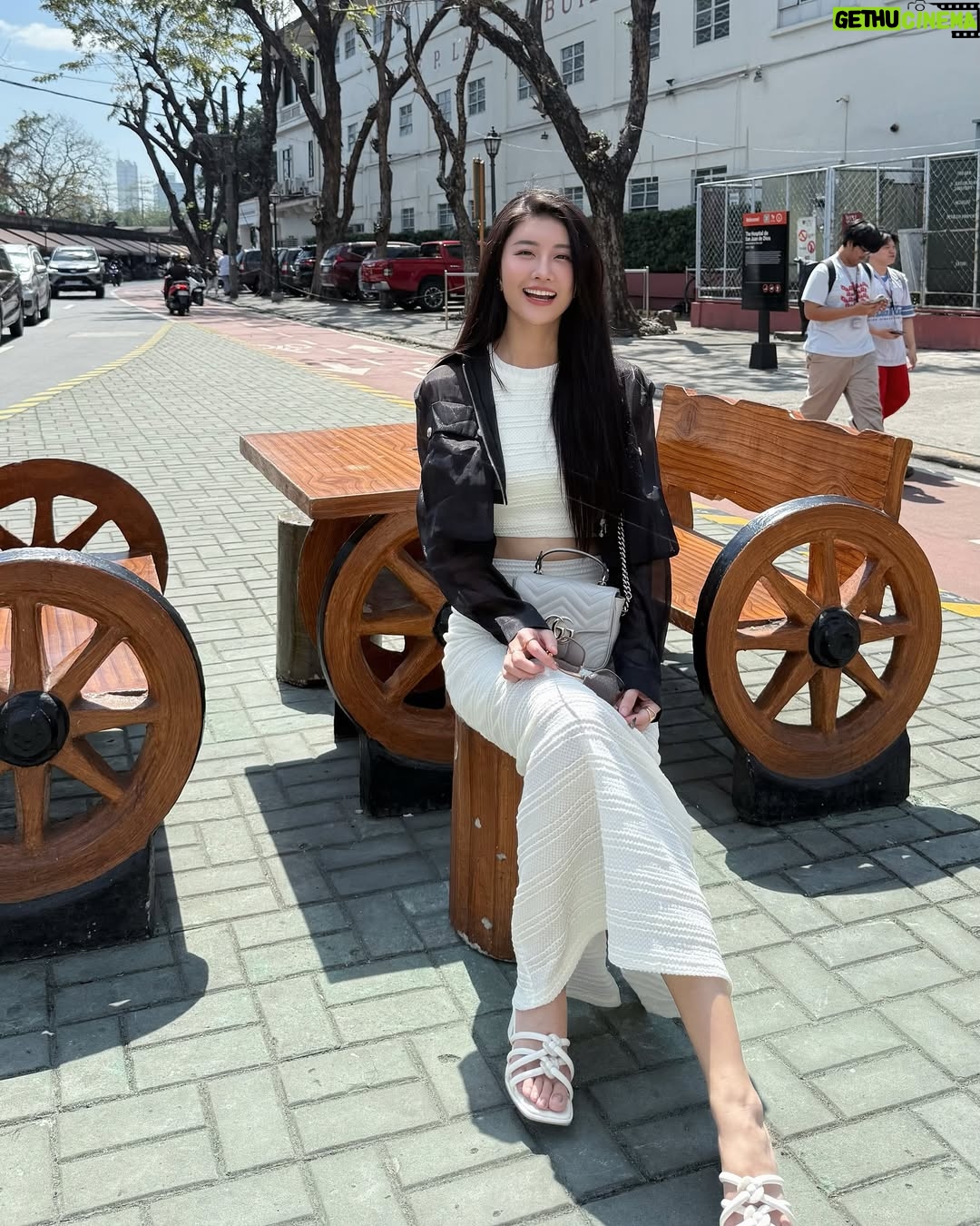 Lin Chenyi - 9.6K Likes - 關於上一篇說到的Solaire,真的很想再多分享一些細節。
在這裡完全不用擔心交通問題,有專車服務可以接送,不論是市區、必去的SM Mall或是王城區都能想去就去。
我的第一站便選擇王城區,為了尋找菲律賓的淵源,來到了記錄關於菲律賓華人曾經在這裡生活的貢獻與當地殖民文化的菲華歷史博物館,還有超過百年仍如畫般美麗的西班牙式二層石頭小樓,依舊矗立於喧鬧小販街上的最古老的釀酒廠,滿滿的歷史蹤跡至今回想起來依然意猶未盡!
除此之外,Solaire渡假村本身就有許多娛樂設施與餐廳,在這裡待個一週不出門都沒問題,白天可以安排個一天逛逛精品街,結束後再來個愜意下午茶,放慢步調讓身心都能放鬆,才是出遊的目的;偶爾想運動也能去Villa泳池或VIP健身房。
還有這裡的高級娛樂區也很有意思,有許多新的玩法,其中有一款讓我印象深刻,它的玩法就像德州撲克,但唯一不一樣的是只跟荷官比牌力,玩法是Flop一定要下注碼才可以看翻牌,但是到了轉牌你可以決定要Check或是持續下注,河牌也不會因為你轉牌Check就不能下注,所以你完全可以掌控每一個回合的正負籌碼量!
但最有趣的當然還是與朋友們一起享受鬥智的過程,彷彿一同上戰場的革命友軍,讓人熱血沸騰!
說到沸騰便讓人想起,這裡還有一個讓心跳加速的娛樂設施「Sky Range」,在射擊遊戲上看過的槍型,都擺在眼前任你挑選,讓你實際感受真槍實彈的後座力與命中紅心的成就快感~
因為Solaire的娛樂設施真的很多,如果說最喜歡的設施,那一定是VIP SPA!獨特的油壓手法讓人欲罷不能,從頭到尾沒有一絲的鬆懈,謹慎地按摩每一個部位,讓人不愛都不行!
謝謝Solaire帶來的這趟體驗,也謝謝宇宙的能量,在這趟旅途帶給我一群志同道合的朋友們🫶🏻
#SolaireResort
#SolaireExperience
#TheShoppesatSolaire
#skyrangeatsolaire