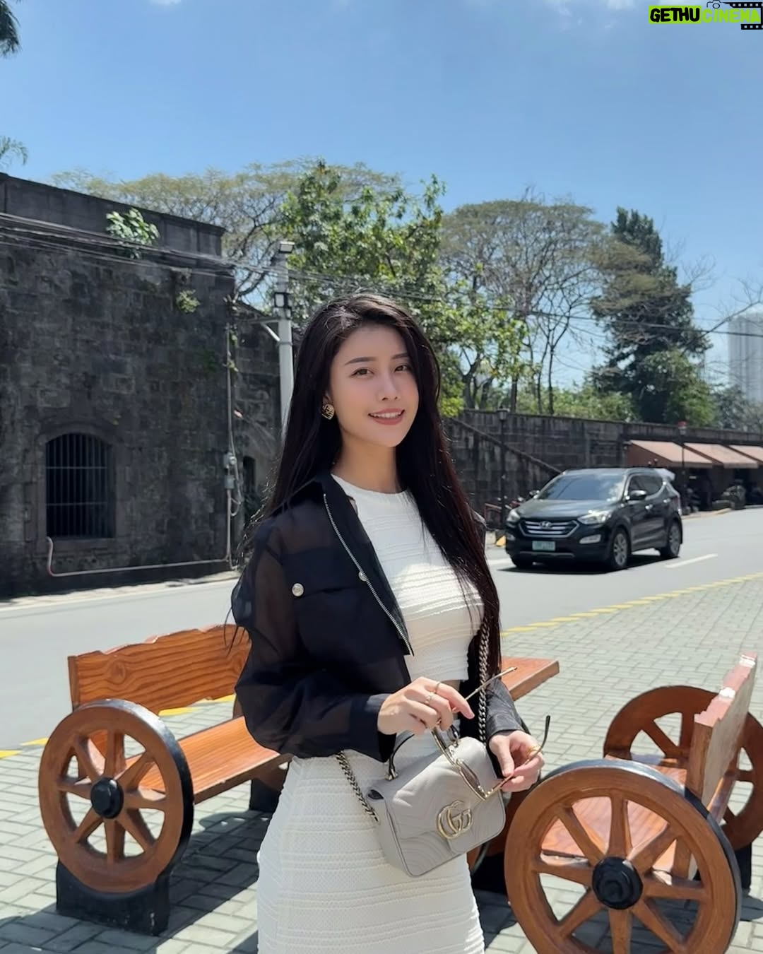 Lin Chenyi - 9.6K Likes - 關於上一篇說到的Solaire,真的很想再多分享一些細節。
在這裡完全不用擔心交通問題,有專車服務可以接送,不論是市區、必去的SM Mall或是王城區都能想去就去。
我的第一站便選擇王城區,為了尋找菲律賓的淵源,來到了記錄關於菲律賓華人曾經在這裡生活的貢獻與當地殖民文化的菲華歷史博物館,還有超過百年仍如畫般美麗的西班牙式二層石頭小樓,依舊矗立於喧鬧小販街上的最古老的釀酒廠,滿滿的歷史蹤跡至今回想起來依然意猶未盡!
除此之外,Solaire渡假村本身就有許多娛樂設施與餐廳,在這裡待個一週不出門都沒問題,白天可以安排個一天逛逛精品街,結束後再來個愜意下午茶,放慢步調讓身心都能放鬆,才是出遊的目的;偶爾想運動也能去Villa泳池或VIP健身房。
還有這裡的高級娛樂區也很有意思,有許多新的玩法,其中有一款讓我印象深刻,它的玩法就像德州撲克,但唯一不一樣的是只跟荷官比牌力,玩法是Flop一定要下注碼才可以看翻牌,但是到了轉牌你可以決定要Check或是持續下注,河牌也不會因為你轉牌Check就不能下注,所以你完全可以掌控每一個回合的正負籌碼量!
但最有趣的當然還是與朋友們一起享受鬥智的過程,彷彿一同上戰場的革命友軍,讓人熱血沸騰!
說到沸騰便讓人想起,這裡還有一個讓心跳加速的娛樂設施「Sky Range」,在射擊遊戲上看過的槍型,都擺在眼前任你挑選,讓你實際感受真槍實彈的後座力與命中紅心的成就快感~
因為Solaire的娛樂設施真的很多,如果說最喜歡的設施,那一定是VIP SPA!獨特的油壓手法讓人欲罷不能,從頭到尾沒有一絲的鬆懈,謹慎地按摩每一個部位,讓人不愛都不行!
謝謝Solaire帶來的這趟體驗,也謝謝宇宙的能量,在這趟旅途帶給我一群志同道合的朋友們🫶🏻
#SolaireResort
#SolaireExperience
#TheShoppesatSolaire
#skyrangeatsolaire