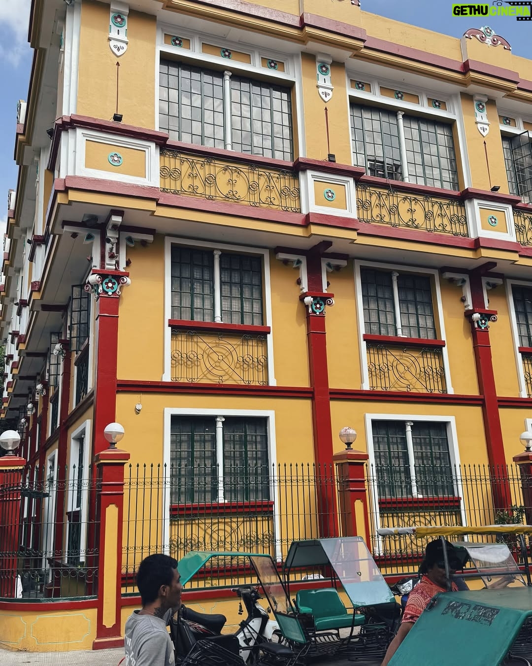 Lin Chenyi - 9.6K Likes - 關於上一篇說到的Solaire,真的很想再多分享一些細節。
在這裡完全不用擔心交通問題,有專車服務可以接送,不論是市區、必去的SM Mall或是王城區都能想去就去。
我的第一站便選擇王城區,為了尋找菲律賓的淵源,來到了記錄關於菲律賓華人曾經在這裡生活的貢獻與當地殖民文化的菲華歷史博物館,還有超過百年仍如畫般美麗的西班牙式二層石頭小樓,依舊矗立於喧鬧小販街上的最古老的釀酒廠,滿滿的歷史蹤跡至今回想起來依然意猶未盡!
除此之外,Solaire渡假村本身就有許多娛樂設施與餐廳,在這裡待個一週不出門都沒問題,白天可以安排個一天逛逛精品街,結束後再來個愜意下午茶,放慢步調讓身心都能放鬆,才是出遊的目的;偶爾想運動也能去Villa泳池或VIP健身房。
還有這裡的高級娛樂區也很有意思,有許多新的玩法,其中有一款讓我印象深刻,它的玩法就像德州撲克,但唯一不一樣的是只跟荷官比牌力,玩法是Flop一定要下注碼才可以看翻牌,但是到了轉牌你可以決定要Check或是持續下注,河牌也不會因為你轉牌Check就不能下注,所以你完全可以掌控每一個回合的正負籌碼量!
但最有趣的當然還是與朋友們一起享受鬥智的過程,彷彿一同上戰場的革命友軍,讓人熱血沸騰!
說到沸騰便讓人想起,這裡還有一個讓心跳加速的娛樂設施「Sky Range」,在射擊遊戲上看過的槍型,都擺在眼前任你挑選,讓你實際感受真槍實彈的後座力與命中紅心的成就快感~
因為Solaire的娛樂設施真的很多,如果說最喜歡的設施,那一定是VIP SPA!獨特的油壓手法讓人欲罷不能,從頭到尾沒有一絲的鬆懈,謹慎地按摩每一個部位,讓人不愛都不行!
謝謝Solaire帶來的這趟體驗,也謝謝宇宙的能量,在這趟旅途帶給我一群志同道合的朋友們🫶🏻
#SolaireResort
#SolaireExperience
#TheShoppesatSolaire
#skyrangeatsolaire