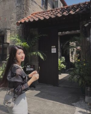 Lin Chenyi Instagram - 關於上一篇說到的Solaire，真的很想再多分享一些細節。
在這裡完全不用擔心交通問題，有專車服務可以接送，不論是市區、必去的SM Mall或是王城區都能想去就去。

我的第一站便選擇王城區，為了尋找菲律賓的淵源，來到了記錄關於菲律賓華人曾經在這裡生活的貢獻與當地殖民文化的菲華歷史博物館，還有超過百年仍如畫般美麗的西班牙式二層石頭小樓，依舊矗立於喧鬧小販街上的最古老的釀酒廠，滿滿的歷史蹤跡至今回想起來依然意猶未盡！

除此之外，Solaire渡假村本身就有許多娛樂設施與餐廳，在這裡待個一週不出門都沒問題，白天可以安排個一天逛逛精品街，結束後再來個愜意下午茶，放慢步調讓身心都能放鬆，才是出遊的目的；偶爾想運動也能去Villa泳池或VIP健身房。

還有這裡的高級娛樂區也很有意思，有許多新的玩法，其中有一款讓我印象深刻，它的玩法就像德州撲克，但唯一不一樣的是只跟荷官比牌力，玩法是Flop一定要下注碼才可以看翻牌，但是到了轉牌你可以決定要Check或是持續下注，河牌也不會因為你轉牌Check就不能下注，所以你完全可以掌控每一個回合的正負籌碼量！
但最有趣的當然還是與朋友們一起享受鬥智的過程，彷彿一同上戰場的革命友軍，讓人熱血沸騰！

說到沸騰便讓人想起，這裡還有一個讓心跳加速的娛樂設施「Sky Range」，在射擊遊戲上看過的槍型，都擺在眼前任你挑選，讓你實際感受真槍實彈的後座力與命中紅心的成就快感～

因為Solaire的娛樂設施真的很多，如果說最喜歡的設施，那一定是VIP SPA！獨特的油壓手法讓人欲罷不能，從頭到尾沒有一絲的鬆懈，謹慎地按摩每一個部位，讓人不愛都不行！

謝謝Solaire帶來的這趟體驗，也謝謝宇宙的能量，在這趟旅途帶給我一群志同道合的朋友們🫶🏻

#SolaireResort 
#SolaireExperience
#TheShoppesatSolaire 
#skyrangeatsolaire
