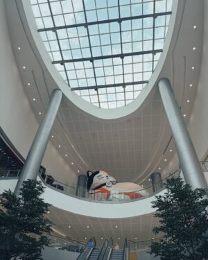 Lin Chenyi Instagram - 關於上一篇說到的Solaire，真的很想再多分享一些細節。
在這裡完全不用擔心交通問題，有專車服務可以接送，不論是市區、必去的SM Mall或是王城區都能想去就去。

我的第一站便選擇王城區，為了尋找菲律賓的淵源，來到了記錄關於菲律賓華人曾經在這裡生活的貢獻與當地殖民文化的菲華歷史博物館，還有超過百年仍如畫般美麗的西班牙式二層石頭小樓，依舊矗立於喧鬧小販街上的最古老的釀酒廠，滿滿的歷史蹤跡至今回想起來依然意猶未盡！

除此之外，Solaire渡假村本身就有許多娛樂設施與餐廳，在這裡待個一週不出門都沒問題，白天可以安排個一天逛逛精品街，結束後再來個愜意下午茶，放慢步調讓身心都能放鬆，才是出遊的目的；偶爾想運動也能去Villa泳池或VIP健身房。

還有這裡的高級娛樂區也很有意思，有許多新的玩法，其中有一款讓我印象深刻，它的玩法就像德州撲克，但唯一不一樣的是只跟荷官比牌力，玩法是Flop一定要下注碼才可以看翻牌，但是到了轉牌你可以決定要Check或是持續下注，河牌也不會因為你轉牌Check就不能下注，所以你完全可以掌控每一個回合的正負籌碼量！
但最有趣的當然還是與朋友們一起享受鬥智的過程，彷彿一同上戰場的革命友軍，讓人熱血沸騰！

說到沸騰便讓人想起，這裡還有一個讓心跳加速的娛樂設施「Sky Range」，在射擊遊戲上看過的槍型，都擺在眼前任你挑選，讓你實際感受真槍實彈的後座力與命中紅心的成就快感～

因為Solaire的娛樂設施真的很多，如果說最喜歡的設施，那一定是VIP SPA！獨特的油壓手法讓人欲罷不能，從頭到尾沒有一絲的鬆懈，謹慎地按摩每一個部位，讓人不愛都不行！

謝謝Solaire帶來的這趟體驗，也謝謝宇宙的能量，在這趟旅途帶給我一群志同道合的朋友們🫶🏻

#SolaireResort 
#SolaireExperience
#TheShoppesatSolaire 
#skyrangeatsolaire