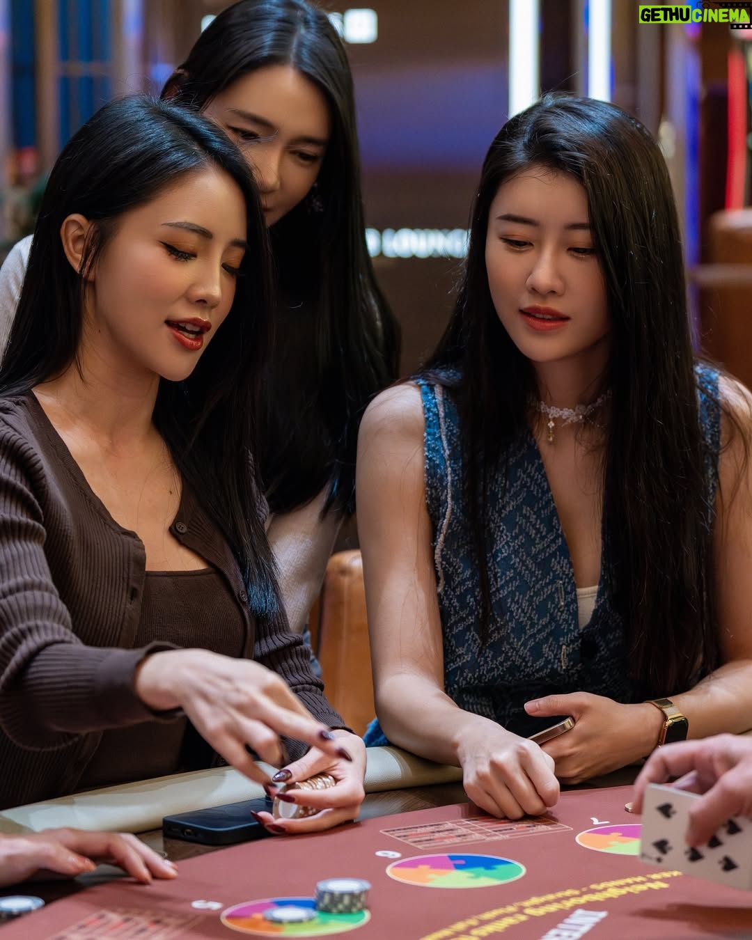 Lin Chenyi - 9.6K Likes - 關於上一篇說到的Solaire,真的很想再多分享一些細節。
在這裡完全不用擔心交通問題,有專車服務可以接送,不論是市區、必去的SM Mall或是王城區都能想去就去。
我的第一站便選擇王城區,為了尋找菲律賓的淵源,來到了記錄關於菲律賓華人曾經在這裡生活的貢獻與當地殖民文化的菲華歷史博物館,還有超過百年仍如畫般美麗的西班牙式二層石頭小樓,依舊矗立於喧鬧小販街上的最古老的釀酒廠,滿滿的歷史蹤跡至今回想起來依然意猶未盡!
除此之外,Solaire渡假村本身就有許多娛樂設施與餐廳,在這裡待個一週不出門都沒問題,白天可以安排個一天逛逛精品街,結束後再來個愜意下午茶,放慢步調讓身心都能放鬆,才是出遊的目的;偶爾想運動也能去Villa泳池或VIP健身房。
還有這裡的高級娛樂區也很有意思,有許多新的玩法,其中有一款讓我印象深刻,它的玩法就像德州撲克,但唯一不一樣的是只跟荷官比牌力,玩法是Flop一定要下注碼才可以看翻牌,但是到了轉牌你可以決定要Check或是持續下注,河牌也不會因為你轉牌Check就不能下注,所以你完全可以掌控每一個回合的正負籌碼量!
但最有趣的當然還是與朋友們一起享受鬥智的過程,彷彿一同上戰場的革命友軍,讓人熱血沸騰!
說到沸騰便讓人想起,這裡還有一個讓心跳加速的娛樂設施「Sky Range」,在射擊遊戲上看過的槍型,都擺在眼前任你挑選,讓你實際感受真槍實彈的後座力與命中紅心的成就快感~
因為Solaire的娛樂設施真的很多,如果說最喜歡的設施,那一定是VIP SPA!獨特的油壓手法讓人欲罷不能,從頭到尾沒有一絲的鬆懈,謹慎地按摩每一個部位,讓人不愛都不行!
謝謝Solaire帶來的這趟體驗,也謝謝宇宙的能量,在這趟旅途帶給我一群志同道合的朋友們🫶🏻
#SolaireResort
#SolaireExperience
#TheShoppesatSolaire
#skyrangeatsolaire