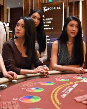 Lin Chenyi Instagram - 關於上一篇說到的Solaire，真的很想再多分享一些細節。
在這裡完全不用擔心交通問題，有專車服務可以接送，不論是市區、必去的SM Mall或是王城區都能想去就去。

我的第一站便選擇王城區，為了尋找菲律賓的淵源，來到了記錄關於菲律賓華人曾經在這裡生活的貢獻與當地殖民文化的菲華歷史博物館，還有超過百年仍如畫般美麗的西班牙式二層石頭小樓，依舊矗立於喧鬧小販街上的最古老的釀酒廠，滿滿的歷史蹤跡至今回想起來依然意猶未盡！

除此之外，Solaire渡假村本身就有許多娛樂設施與餐廳，在這裡待個一週不出門都沒問題，白天可以安排個一天逛逛精品街，結束後再來個愜意下午茶，放慢步調讓身心都能放鬆，才是出遊的目的；偶爾想運動也能去Villa泳池或VIP健身房。

還有這裡的高級娛樂區也很有意思，有許多新的玩法，其中有一款讓我印象深刻，它的玩法就像德州撲克，但唯一不一樣的是只跟荷官比牌力，玩法是Flop一定要下注碼才可以看翻牌，但是到了轉牌你可以決定要Check或是持續下注，河牌也不會因為你轉牌Check就不能下注，所以你完全可以掌控每一個回合的正負籌碼量！
但最有趣的當然還是與朋友們一起享受鬥智的過程，彷彿一同上戰場的革命友軍，讓人熱血沸騰！

說到沸騰便讓人想起，這裡還有一個讓心跳加速的娛樂設施「Sky Range」，在射擊遊戲上看過的槍型，都擺在眼前任你挑選，讓你實際感受真槍實彈的後座力與命中紅心的成就快感～

因為Solaire的娛樂設施真的很多，如果說最喜歡的設施，那一定是VIP SPA！獨特的油壓手法讓人欲罷不能，從頭到尾沒有一絲的鬆懈，謹慎地按摩每一個部位，讓人不愛都不行！

謝謝Solaire帶來的這趟體驗，也謝謝宇宙的能量，在這趟旅途帶給我一群志同道合的朋友們🫶🏻

#SolaireResort 
#SolaireExperience
#TheShoppesatSolaire 
#skyrangeatsolaire