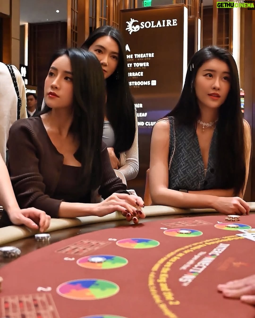 Lin Chenyi - 9.6K Likes - 關於上一篇說到的Solaire,真的很想再多分享一些細節。
在這裡完全不用擔心交通問題,有專車服務可以接送,不論是市區、必去的SM Mall或是王城區都能想去就去。
我的第一站便選擇王城區,為了尋找菲律賓的淵源,來到了記錄關於菲律賓華人曾經在這裡生活的貢獻與當地殖民文化的菲華歷史博物館,還有超過百年仍如畫般美麗的西班牙式二層石頭小樓,依舊矗立於喧鬧小販街上的最古老的釀酒廠,滿滿的歷史蹤跡至今回想起來依然意猶未盡!
除此之外,Solaire渡假村本身就有許多娛樂設施與餐廳,在這裡待個一週不出門都沒問題,白天可以安排個一天逛逛精品街,結束後再來個愜意下午茶,放慢步調讓身心都能放鬆,才是出遊的目的;偶爾想運動也能去Villa泳池或VIP健身房。
還有這裡的高級娛樂區也很有意思,有許多新的玩法,其中有一款讓我印象深刻,它的玩法就像德州撲克,但唯一不一樣的是只跟荷官比牌力,玩法是Flop一定要下注碼才可以看翻牌,但是到了轉牌你可以決定要Check或是持續下注,河牌也不會因為你轉牌Check就不能下注,所以你完全可以掌控每一個回合的正負籌碼量!
但最有趣的當然還是與朋友們一起享受鬥智的過程,彷彿一同上戰場的革命友軍,讓人熱血沸騰!
說到沸騰便讓人想起,這裡還有一個讓心跳加速的娛樂設施「Sky Range」,在射擊遊戲上看過的槍型,都擺在眼前任你挑選,讓你實際感受真槍實彈的後座力與命中紅心的成就快感~
因為Solaire的娛樂設施真的很多,如果說最喜歡的設施,那一定是VIP SPA!獨特的油壓手法讓人欲罷不能,從頭到尾沒有一絲的鬆懈,謹慎地按摩每一個部位,讓人不愛都不行!
謝謝Solaire帶來的這趟體驗,也謝謝宇宙的能量,在這趟旅途帶給我一群志同道合的朋友們🫶🏻
#SolaireResort
#SolaireExperience
#TheShoppesatSolaire
#skyrangeatsolaire