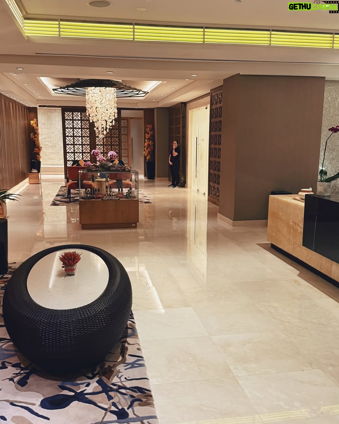 Lin Chenyi - 9.6K Likes - 關於上一篇說到的Solaire,真的很想再多分享一些細節。
在這裡完全不用擔心交通問題,有專車服務可以接送,不論是市區、必去的SM Mall或是王城區都能想去就去。
我的第一站便選擇王城區,為了尋找菲律賓的淵源,來到了記錄關於菲律賓華人曾經在這裡生活的貢獻與當地殖民文化的菲華歷史博物館,還有超過百年仍如畫般美麗的西班牙式二層石頭小樓,依舊矗立於喧鬧小販街上的最古老的釀酒廠,滿滿的歷史蹤跡至今回想起來依然意猶未盡!
除此之外,Solaire渡假村本身就有許多娛樂設施與餐廳,在這裡待個一週不出門都沒問題,白天可以安排個一天逛逛精品街,結束後再來個愜意下午茶,放慢步調讓身心都能放鬆,才是出遊的目的;偶爾想運動也能去Villa泳池或VIP健身房。
還有這裡的高級娛樂區也很有意思,有許多新的玩法,其中有一款讓我印象深刻,它的玩法就像德州撲克,但唯一不一樣的是只跟荷官比牌力,玩法是Flop一定要下注碼才可以看翻牌,但是到了轉牌你可以決定要Check或是持續下注,河牌也不會因為你轉牌Check就不能下注,所以你完全可以掌控每一個回合的正負籌碼量!
但最有趣的當然還是與朋友們一起享受鬥智的過程,彷彿一同上戰場的革命友軍,讓人熱血沸騰!
說到沸騰便讓人想起,這裡還有一個讓心跳加速的娛樂設施「Sky Range」,在射擊遊戲上看過的槍型,都擺在眼前任你挑選,讓你實際感受真槍實彈的後座力與命中紅心的成就快感~
因為Solaire的娛樂設施真的很多,如果說最喜歡的設施,那一定是VIP SPA!獨特的油壓手法讓人欲罷不能,從頭到尾沒有一絲的鬆懈,謹慎地按摩每一個部位,讓人不愛都不行!
謝謝Solaire帶來的這趟體驗,也謝謝宇宙的能量,在這趟旅途帶給我一群志同道合的朋友們🫶🏻
#SolaireResort
#SolaireExperience
#TheShoppesatSolaire
#skyrangeatsolaire