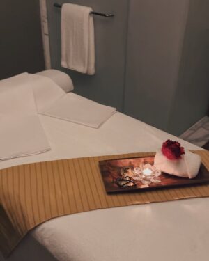 Lin Chenyi Instagram - 關於上一篇說到的Solaire，真的很想再多分享一些細節。
在這裡完全不用擔心交通問題，有專車服務可以接送，不論是市區、必去的SM Mall或是王城區都能想去就去。

我的第一站便選擇王城區，為了尋找菲律賓的淵源，來到了記錄關於菲律賓華人曾經在這裡生活的貢獻與當地殖民文化的菲華歷史博物館，還有超過百年仍如畫般美麗的西班牙式二層石頭小樓，依舊矗立於喧鬧小販街上的最古老的釀酒廠，滿滿的歷史蹤跡至今回想起來依然意猶未盡！

除此之外，Solaire渡假村本身就有許多娛樂設施與餐廳，在這裡待個一週不出門都沒問題，白天可以安排個一天逛逛精品街，結束後再來個愜意下午茶，放慢步調讓身心都能放鬆，才是出遊的目的；偶爾想運動也能去Villa泳池或VIP健身房。

還有這裡的高級娛樂區也很有意思，有許多新的玩法，其中有一款讓我印象深刻，它的玩法就像德州撲克，但唯一不一樣的是只跟荷官比牌力，玩法是Flop一定要下注碼才可以看翻牌，但是到了轉牌你可以決定要Check或是持續下注，河牌也不會因為你轉牌Check就不能下注，所以你完全可以掌控每一個回合的正負籌碼量！
但最有趣的當然還是與朋友們一起享受鬥智的過程，彷彿一同上戰場的革命友軍，讓人熱血沸騰！

說到沸騰便讓人想起，這裡還有一個讓心跳加速的娛樂設施「Sky Range」，在射擊遊戲上看過的槍型，都擺在眼前任你挑選，讓你實際感受真槍實彈的後座力與命中紅心的成就快感～

因為Solaire的娛樂設施真的很多，如果說最喜歡的設施，那一定是VIP SPA！獨特的油壓手法讓人欲罷不能，從頭到尾沒有一絲的鬆懈，謹慎地按摩每一個部位，讓人不愛都不行！

謝謝Solaire帶來的這趟體驗，也謝謝宇宙的能量，在這趟旅途帶給我一群志同道合的朋友們🫶🏻

#SolaireResort 
#SolaireExperience
#TheShoppesatSolaire 
#skyrangeatsolaire