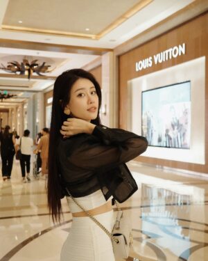 Lin Chenyi Instagram - 關於上一篇說到的Solaire，真的很想再多分享一些細節。
在這裡完全不用擔心交通問題，有專車服務可以接送，不論是市區、必去的SM Mall或是王城區都能想去就去。

我的第一站便選擇王城區，為了尋找菲律賓的淵源，來到了記錄關於菲律賓華人曾經在這裡生活的貢獻與當地殖民文化的菲華歷史博物館，還有超過百年仍如畫般美麗的西班牙式二層石頭小樓，依舊矗立於喧鬧小販街上的最古老的釀酒廠，滿滿的歷史蹤跡至今回想起來依然意猶未盡！

除此之外，Solaire渡假村本身就有許多娛樂設施與餐廳，在這裡待個一週不出門都沒問題，白天可以安排個一天逛逛精品街，結束後再來個愜意下午茶，放慢步調讓身心都能放鬆，才是出遊的目的；偶爾想運動也能去Villa泳池或VIP健身房。

還有這裡的高級娛樂區也很有意思，有許多新的玩法，其中有一款讓我印象深刻，它的玩法就像德州撲克，但唯一不一樣的是只跟荷官比牌力，玩法是Flop一定要下注碼才可以看翻牌，但是到了轉牌你可以決定要Check或是持續下注，河牌也不會因為你轉牌Check就不能下注，所以你完全可以掌控每一個回合的正負籌碼量！
但最有趣的當然還是與朋友們一起享受鬥智的過程，彷彿一同上戰場的革命友軍，讓人熱血沸騰！

說到沸騰便讓人想起，這裡還有一個讓心跳加速的娛樂設施「Sky Range」，在射擊遊戲上看過的槍型，都擺在眼前任你挑選，讓你實際感受真槍實彈的後座力與命中紅心的成就快感～

因為Solaire的娛樂設施真的很多，如果說最喜歡的設施，那一定是VIP SPA！獨特的油壓手法讓人欲罷不能，從頭到尾沒有一絲的鬆懈，謹慎地按摩每一個部位，讓人不愛都不行！

謝謝Solaire帶來的這趟體驗，也謝謝宇宙的能量，在這趟旅途帶給我一群志同道合的朋友們🫶🏻

#SolaireResort 
#SolaireExperience
#TheShoppesatSolaire 
#skyrangeatsolaire