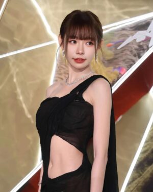 Lin Min-Chen Instagram - 再次感謝亞洲電影節的邀請🙆🏻‍♀️續上次為青年大使的身份特別緊張 而今年為頒獎嘉賓 還被安排與sunny導演一起 也見到好多朋友❤️ 這次還帶著姊姊和我一起 玩得很開心

Hair @chau.matt 
Make Up @minchen333 
Dress / @stellamccartney
Shoes / @christianlouboutin
Jewellery/ @fredjewelry