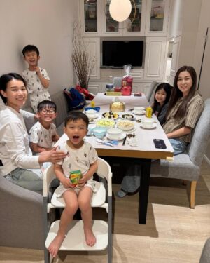 Linda Chung Instagram - 10 minutes of screen time= 10 minutes of adult conversation. 😜😝 Nice catching up with you 大佬 🥰 @myoliemyolie