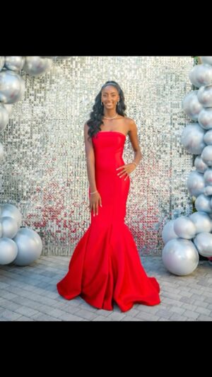 Lisa Leslie Instagram - And just like that…. She was off to the prom! My baby💃🏾It takes a village❤️❤️❤️❤️❤️❤️❤️ #Classof2025
Photos: @holytoledophoto 
Hair: @micahmiami 
Make up @nordia_ffaceit 
Dress: #Jennastudio
SUV: @cadillac Escalade IQ
Products: @sephora