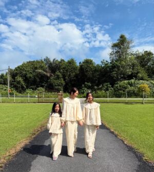 Liyana Jasmay Instagram - 1, 2 , 3 sila buka pintu, kita dtg nak beraya 💛💛

2nd day Raya in @petitmoi.my Danielle Kurung ( mummy and sofia ) Ellie Kurung ( Selena )

Cute tak our baju?