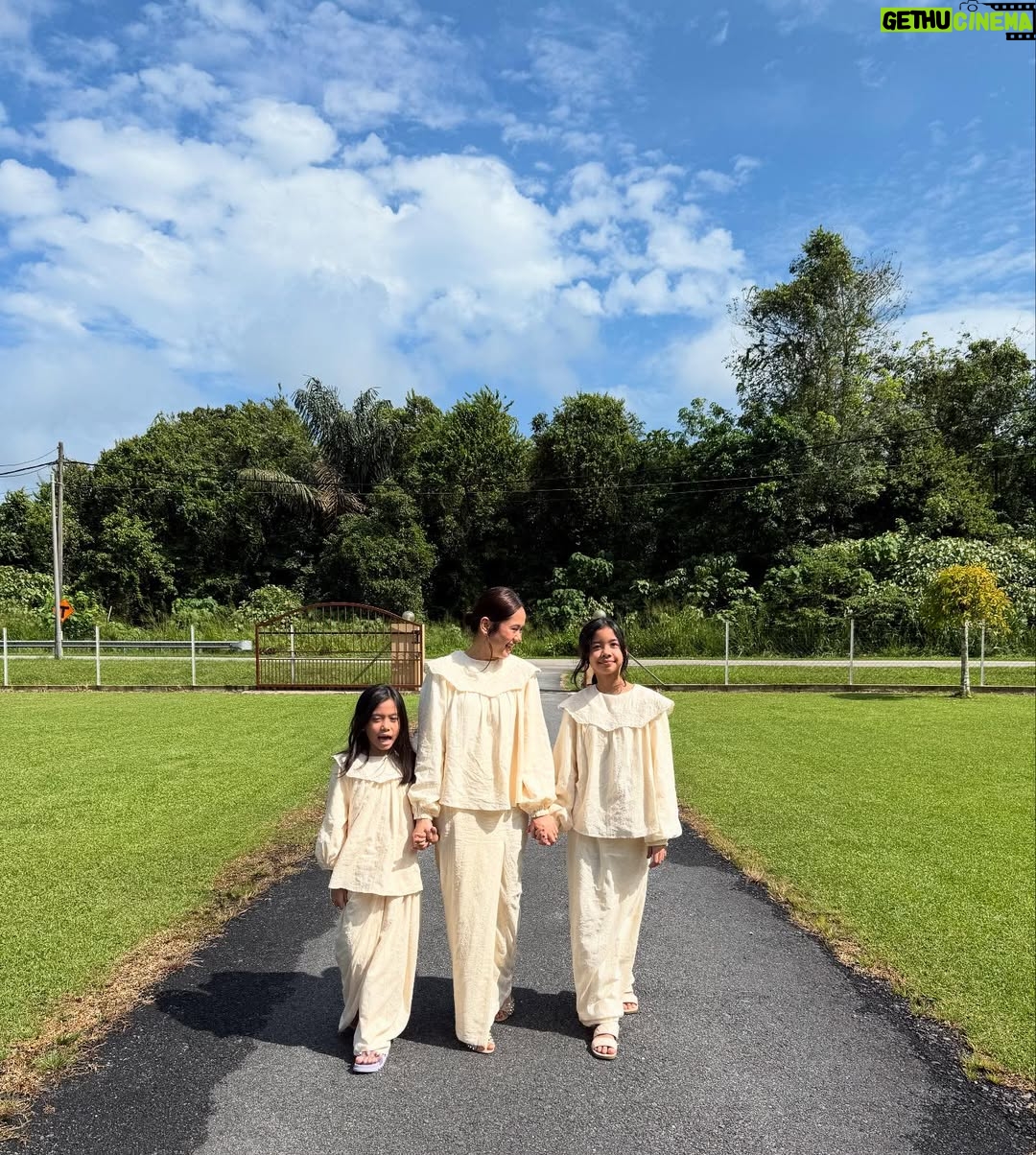Liyana Jasmay - 1.3K Likes - 1, 2 , 3 sila buka pintu, kita dtg nak beraya 💛💛
2nd day Raya in @petitmoi.my Danielle Kurung ( mummy and sofia ) Ellie Kurung ( Selena )
Cute tak our baju?
