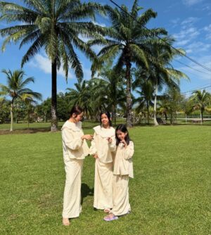 Liyana Jasmay Instagram - 1, 2 , 3 sila buka pintu, kita dtg nak beraya 💛💛

2nd day Raya in @petitmoi.my Danielle Kurung ( mummy and sofia ) Ellie Kurung ( Selena )

Cute tak our baju?