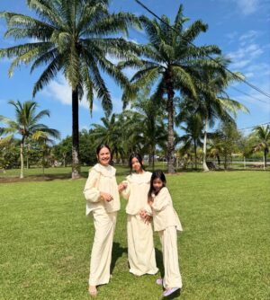 Liyana Jasmay Instagram - 1, 2 , 3 sila buka pintu, kita dtg nak beraya 💛💛

2nd day Raya in @petitmoi.my Danielle Kurung ( mummy and sofia ) Ellie Kurung ( Selena )

Cute tak our baju?