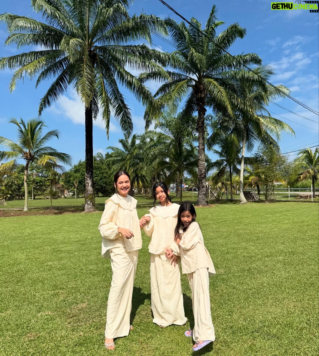 Liyana Jasmay - 1.3K Likes - 1, 2 , 3 sila buka pintu, kita dtg nak beraya 💛💛
2nd day Raya in @petitmoi.my Danielle Kurung ( mummy and sofia ) Ellie Kurung ( Selena )
Cute tak our baju?