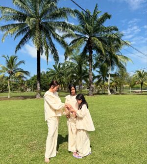 Liyana Jasmay Instagram - 1, 2 , 3 sila buka pintu, kita dtg nak beraya 💛💛

2nd day Raya in @petitmoi.my Danielle Kurung ( mummy and sofia ) Ellie Kurung ( Selena )

Cute tak our baju?