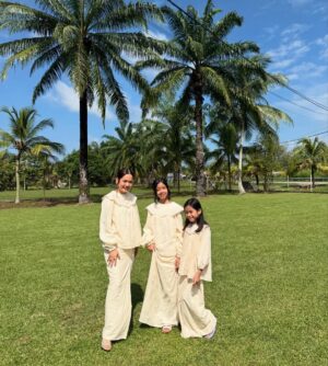 Liyana Jasmay Instagram - 1, 2 , 3 sila buka pintu, kita dtg nak beraya 💛💛

2nd day Raya in @petitmoi.my Danielle Kurung ( mummy and sofia ) Ellie Kurung ( Selena )

Cute tak our baju?