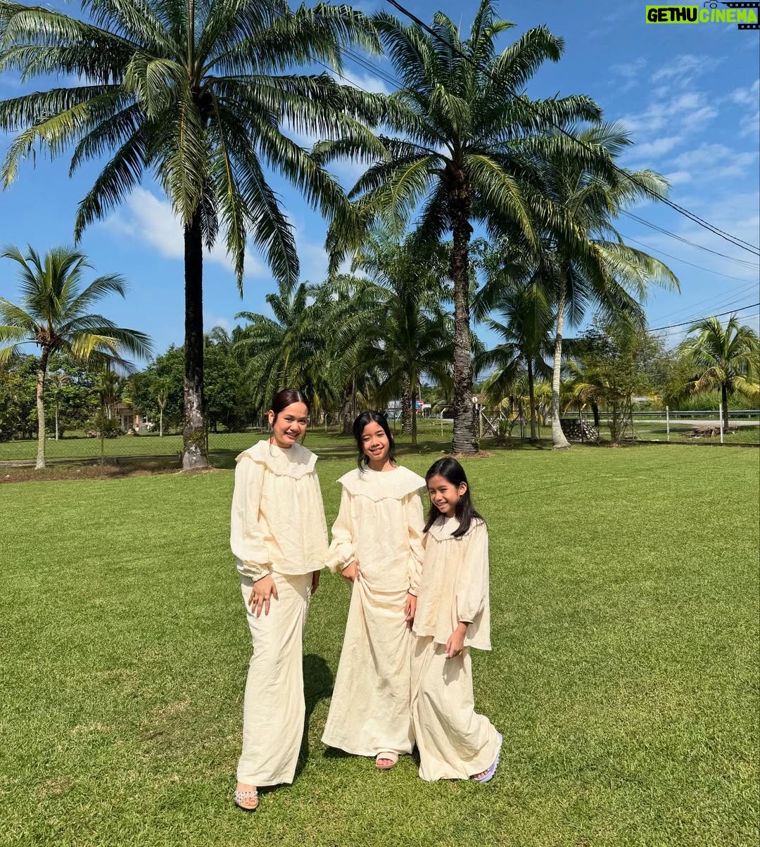 Liyana Jasmay - 1.3K Likes - 1, 2 , 3 sila buka pintu, kita dtg nak beraya 💛💛
2nd day Raya in @petitmoi.my Danielle Kurung ( mummy and sofia ) Ellie Kurung ( Selena )
Cute tak our baju?