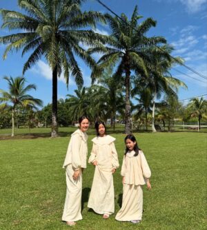 Liyana Jasmay Instagram - 1, 2 , 3 sila buka pintu, kita dtg nak beraya 💛💛

2nd day Raya in @petitmoi.my Danielle Kurung ( mummy and sofia ) Ellie Kurung ( Selena )

Cute tak our baju?