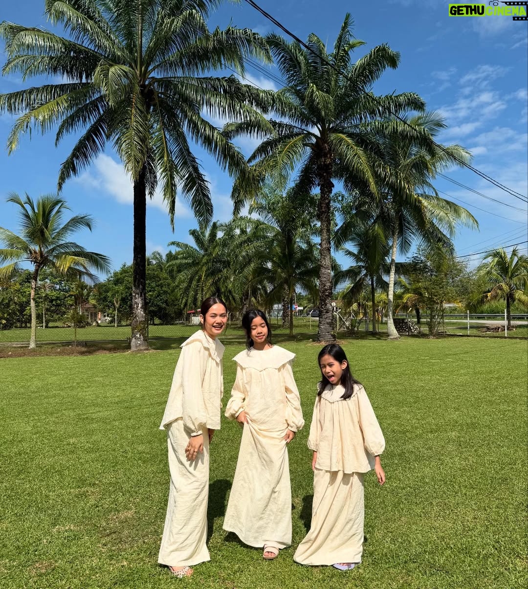 Liyana Jasmay - 1.3K Likes - 1, 2 , 3 sila buka pintu, kita dtg nak beraya 💛💛
2nd day Raya in @petitmoi.my Danielle Kurung ( mummy and sofia ) Ellie Kurung ( Selena )
Cute tak our baju?