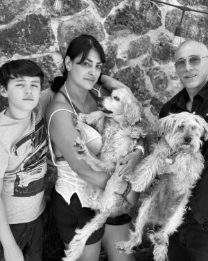 Liz Gallardo Instagram - Oficialmente #marzo se ha convertido el mes más triste de toda mi vida. 

Un 6 de Marzo del año 2003 perdí al hombre que me dio la vida y a mi mejor ejemplo de amor, lealtad  y entrega incondicional como fue mi hermoso padre. 

El 29 de Marzo del 2009, hace exactamente 16 años , un trolebús nos atropelló a mi y a mi fiel escudero y gran compañero #nelsonrufino en la esquina de la calle Pachuca y Juan Escutia en la popular col. Condesa …… en donde el perdió la vida y milagrosamente yo la salvé. 
Aún me pregunto el porque…… y el para que ……

Este 7 de Marzo 2025 encontré muerta a mi gatita #AmbarAlicia de regreso a casa……

Y este 17 de Marzo , tuve que soltar y dejar ir para que pudiera dejar de sufrir y descansar en paz a mi hermoso perrito, compañero, alma gemela, y mi sombra absoluta #LucasSebastian quien me acompañó en las buenas y en las malas por más de 15 años……. Y por la eternidad.  Espero yo………

No cabe duda que nunca se deja de aprender. 
De sufrir y de crecer. 
Y que las penas y los dolores de la vida nunca se terminan hasta que la vida misma termina. 
Al igual que las alegrías. Por fortuna……,

Ellos, en especial mi Papi , mi Nelson y mi Lucas., 
Son sin duda los seres vivos que más me han amado en este ciclo de vida junto a mi abue paterna Lupita, que también ya no está. 

Hoy simplemente, en el aniversario 16 de mi renacimiento, no me queda más que agradecer seguir aquí en este mundo y con vida aún, y el haber tenido la fortuna de compartir esta existencia con ellos recibiendo su amor infinito e incondicional. 

Gracias a mi Dios el universo y a mi madre la naturaleza por darme esos regalos inmensos para conocer al menos así, lo que es el amor verdadero e incondicional. 

#vidasolohayuna #segundaoportunidad #amor #lealtad #renacer #smile #love