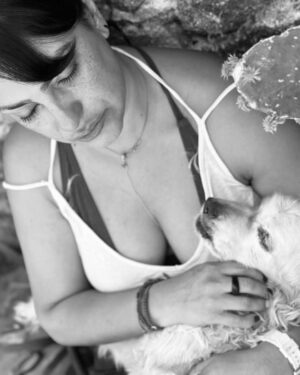 Liz Gallardo Instagram - Oficialmente #marzo se ha convertido el mes más triste de toda mi vida. 

Un 6 de Marzo del año 2003 perdí al hombre que me dio la vida y a mi mejor ejemplo de amor, lealtad  y entrega incondicional como fue mi hermoso padre. 

El 29 de Marzo del 2009, hace exactamente 16 años , un trolebús nos atropelló a mi y a mi fiel escudero y gran compañero #nelsonrufino en la esquina de la calle Pachuca y Juan Escutia en la popular col. Condesa …… en donde el perdió la vida y milagrosamente yo la salvé. 
Aún me pregunto el porque…… y el para que ……

Este 7 de Marzo 2025 encontré muerta a mi gatita #AmbarAlicia de regreso a casa……

Y este 17 de Marzo , tuve que soltar y dejar ir para que pudiera dejar de sufrir y descansar en paz a mi hermoso perrito, compañero, alma gemela, y mi sombra absoluta #LucasSebastian quien me acompañó en las buenas y en las malas por más de 15 años……. Y por la eternidad.  Espero yo………

No cabe duda que nunca se deja de aprender. 
De sufrir y de crecer. 
Y que las penas y los dolores de la vida nunca se terminan hasta que la vida misma termina. 
Al igual que las alegrías. Por fortuna……,

Ellos, en especial mi Papi , mi Nelson y mi Lucas., 
Son sin duda los seres vivos que más me han amado en este ciclo de vida junto a mi abue paterna Lupita, que también ya no está. 

Hoy simplemente, en el aniversario 16 de mi renacimiento, no me queda más que agradecer seguir aquí en este mundo y con vida aún, y el haber tenido la fortuna de compartir esta existencia con ellos recibiendo su amor infinito e incondicional. 

Gracias a mi Dios el universo y a mi madre la naturaleza por darme esos regalos inmensos para conocer al menos así, lo que es el amor verdadero e incondicional. 

#vidasolohayuna #segundaoportunidad #amor #lealtad #renacer #smile #love
