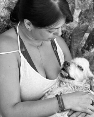 Liz Gallardo Instagram - Oficialmente #marzo se ha convertido el mes más triste de toda mi vida. 

Un 6 de Marzo del año 2003 perdí al hombre que me dio la vida y a mi mejor ejemplo de amor, lealtad  y entrega incondicional como fue mi hermoso padre. 

El 29 de Marzo del 2009, hace exactamente 16 años , un trolebús nos atropelló a mi y a mi fiel escudero y gran compañero #nelsonrufino en la esquina de la calle Pachuca y Juan Escutia en la popular col. Condesa …… en donde el perdió la vida y milagrosamente yo la salvé. 
Aún me pregunto el porque…… y el para que ……

Este 7 de Marzo 2025 encontré muerta a mi gatita #AmbarAlicia de regreso a casa……

Y este 17 de Marzo , tuve que soltar y dejar ir para que pudiera dejar de sufrir y descansar en paz a mi hermoso perrito, compañero, alma gemela, y mi sombra absoluta #LucasSebastian quien me acompañó en las buenas y en las malas por más de 15 años……. Y por la eternidad.  Espero yo………

No cabe duda que nunca se deja de aprender. 
De sufrir y de crecer. 
Y que las penas y los dolores de la vida nunca se terminan hasta que la vida misma termina. 
Al igual que las alegrías. Por fortuna……,

Ellos, en especial mi Papi , mi Nelson y mi Lucas., 
Son sin duda los seres vivos que más me han amado en este ciclo de vida junto a mi abue paterna Lupita, que también ya no está. 

Hoy simplemente, en el aniversario 16 de mi renacimiento, no me queda más que agradecer seguir aquí en este mundo y con vida aún, y el haber tenido la fortuna de compartir esta existencia con ellos recibiendo su amor infinito e incondicional. 

Gracias a mi Dios el universo y a mi madre la naturaleza por darme esos regalos inmensos para conocer al menos así, lo que es el amor verdadero e incondicional. 

#vidasolohayuna #segundaoportunidad #amor #lealtad #renacer #smile #love