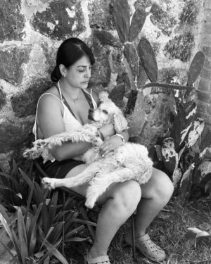 Liz Gallardo Instagram - Oficialmente #marzo se ha convertido el mes más triste de toda mi vida. 

Un 6 de Marzo del año 2003 perdí al hombre que me dio la vida y a mi mejor ejemplo de amor, lealtad  y entrega incondicional como fue mi hermoso padre. 

El 29 de Marzo del 2009, hace exactamente 16 años , un trolebús nos atropelló a mi y a mi fiel escudero y gran compañero #nelsonrufino en la esquina de la calle Pachuca y Juan Escutia en la popular col. Condesa …… en donde el perdió la vida y milagrosamente yo la salvé. 
Aún me pregunto el porque…… y el para que ……

Este 7 de Marzo 2025 encontré muerta a mi gatita #AmbarAlicia de regreso a casa……

Y este 17 de Marzo , tuve que soltar y dejar ir para que pudiera dejar de sufrir y descansar en paz a mi hermoso perrito, compañero, alma gemela, y mi sombra absoluta #LucasSebastian quien me acompañó en las buenas y en las malas por más de 15 años……. Y por la eternidad.  Espero yo………

No cabe duda que nunca se deja de aprender. 
De sufrir y de crecer. 
Y que las penas y los dolores de la vida nunca se terminan hasta que la vida misma termina. 
Al igual que las alegrías. Por fortuna……,

Ellos, en especial mi Papi , mi Nelson y mi Lucas., 
Son sin duda los seres vivos que más me han amado en este ciclo de vida junto a mi abue paterna Lupita, que también ya no está. 

Hoy simplemente, en el aniversario 16 de mi renacimiento, no me queda más que agradecer seguir aquí en este mundo y con vida aún, y el haber tenido la fortuna de compartir esta existencia con ellos recibiendo su amor infinito e incondicional. 

Gracias a mi Dios el universo y a mi madre la naturaleza por darme esos regalos inmensos para conocer al menos así, lo que es el amor verdadero e incondicional. 

#vidasolohayuna #segundaoportunidad #amor #lealtad #renacer #smile #love