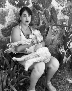 Liz Gallardo Instagram - Oficialmente #marzo se ha convertido el mes más triste de toda mi vida. 

Un 6 de Marzo del año 2003 perdí al hombre que me dio la vida y a mi mejor ejemplo de amor, lealtad  y entrega incondicional como fue mi hermoso padre. 

El 29 de Marzo del 2009, hace exactamente 16 años , un trolebús nos atropelló a mi y a mi fiel escudero y gran compañero #nelsonrufino en la esquina de la calle Pachuca y Juan Escutia en la popular col. Condesa …… en donde el perdió la vida y milagrosamente yo la salvé. 
Aún me pregunto el porque…… y el para que ……

Este 7 de Marzo 2025 encontré muerta a mi gatita #AmbarAlicia de regreso a casa……

Y este 17 de Marzo , tuve que soltar y dejar ir para que pudiera dejar de sufrir y descansar en paz a mi hermoso perrito, compañero, alma gemela, y mi sombra absoluta #LucasSebastian quien me acompañó en las buenas y en las malas por más de 15 años……. Y por la eternidad.  Espero yo………

No cabe duda que nunca se deja de aprender. 
De sufrir y de crecer. 
Y que las penas y los dolores de la vida nunca se terminan hasta que la vida misma termina. 
Al igual que las alegrías. Por fortuna……,

Ellos, en especial mi Papi , mi Nelson y mi Lucas., 
Son sin duda los seres vivos que más me han amado en este ciclo de vida junto a mi abue paterna Lupita, que también ya no está. 

Hoy simplemente, en el aniversario 16 de mi renacimiento, no me queda más que agradecer seguir aquí en este mundo y con vida aún, y el haber tenido la fortuna de compartir esta existencia con ellos recibiendo su amor infinito e incondicional. 

Gracias a mi Dios el universo y a mi madre la naturaleza por darme esos regalos inmensos para conocer al menos así, lo que es el amor verdadero e incondicional. 

#vidasolohayuna #segundaoportunidad #amor #lealtad #renacer #smile #love