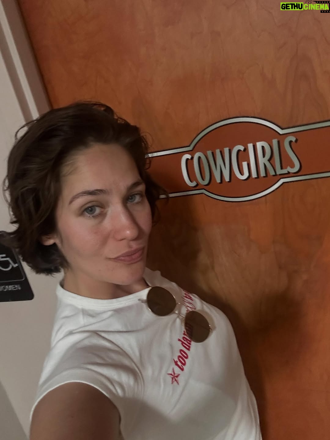 Lola Kirke - 2.1K Likes - Hard to believe that part 1 of the Trailblazer Tour is over 🥹
So grateful to every single one of you who chose to spend a little time with me ❤️
See you back out on the road in June!
(And yes that last pic is of me and the man who caught my beloved 🍕costume after I threw it off the @boweryballroom stage after wearing it while reading an entry from my 13 year old self’s journal funny you should ask)