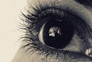 Lore Graniewicz Instagram - Aunque el mundo parezca desmoronarse, mira hacia enfrente y no pierdas la fe