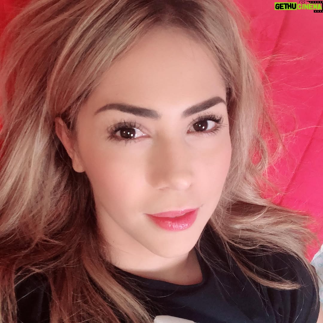 Lore Graniewicz - 4.2K Likes - Voy a crear la vida que merezco, no importa cuantos miedos cueste 🙏🏻 Gracias @benefitmexico por mi delineador de ceja y tinta de labios los amo!!!! Quedan increíbles.
#browpencil #benetintph
@sd.talent #preciselymybrowpencil #benetint