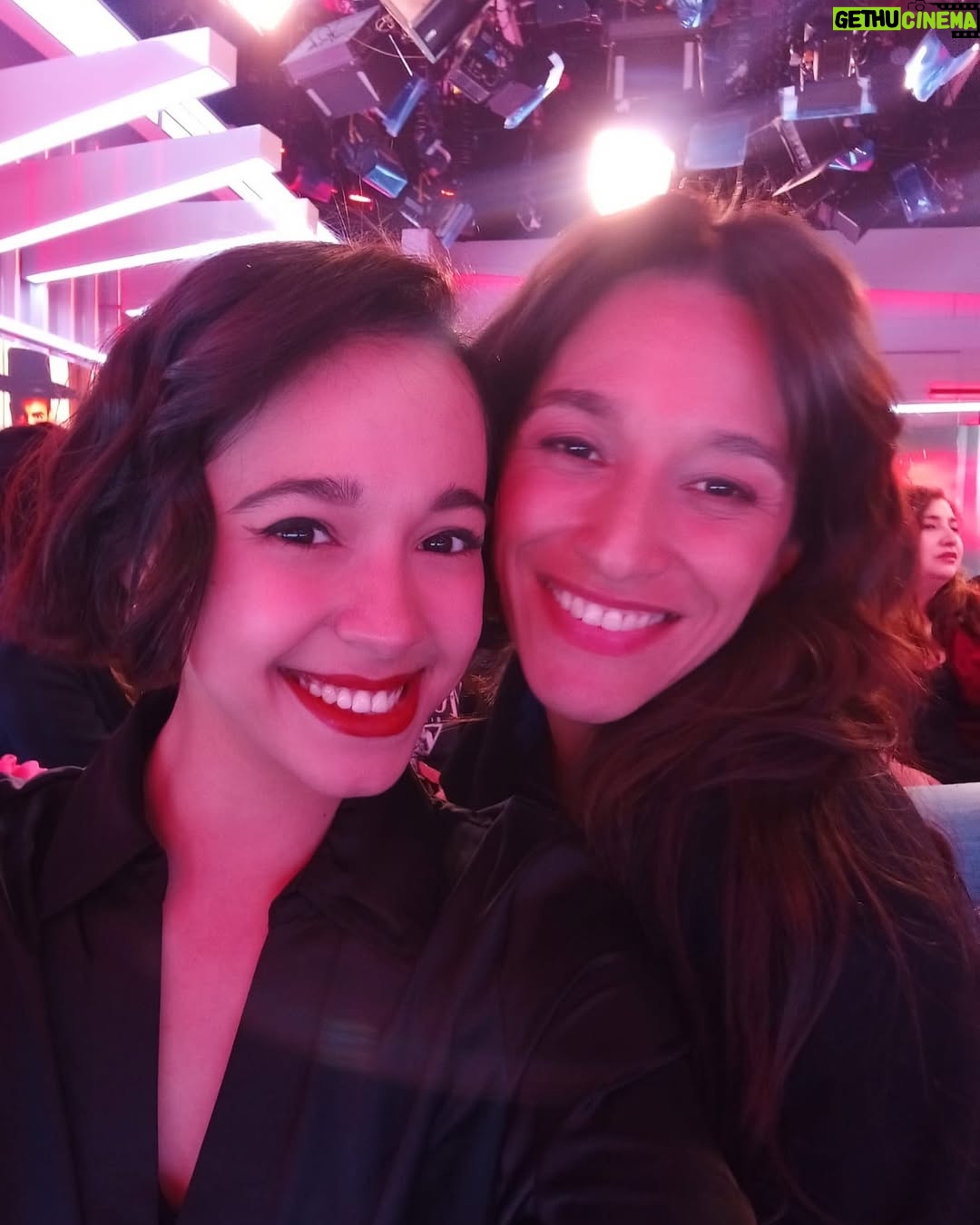 Lorena Capetillo - 3.2K Likes - Aquí, cuando viajamos en el tiempo al presente con la hija…
Que grandiosa es la @vaneperic / Actriz laboriosa, apasionada, persistente, comprometida, talentosa, risueña, ridícula y buena persona…cuando la vida hace regalos en el día a día ♥️✨☺️
Que bello personaje es la Violeta en El Señor de la Querencia, si o no..?