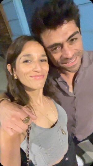 Lorena Capetillo Instagram - Cómo van sus previas navideña? 
Nosotros paseándola porque hay que amar y ser feliz ✨☺️
Para mí caminar con mis amigos por la vida es un regalo. 
Y tú eres un regalo @etiennebob
