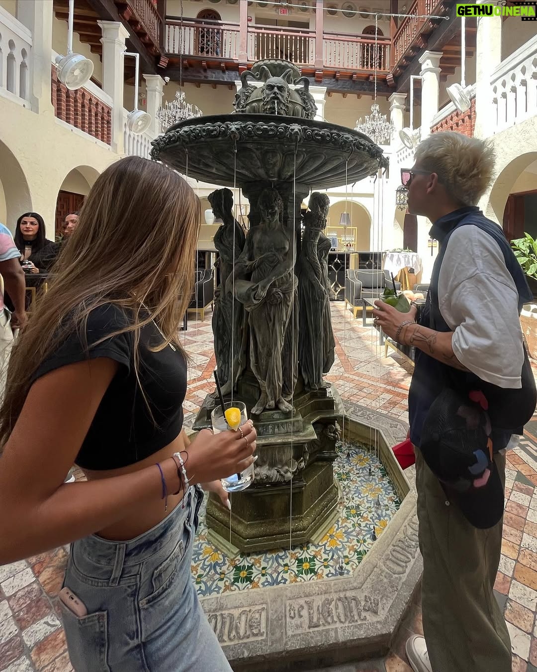 Lorena Capetillo - 4.1K Likes - Días sin calendario.
Hemos estado paseando por calles bien bulliciosas, y por otras muy quietas. Museos, castillos, playas, galerías de ropa usada…les dejé un dato muy bonito en las historias, para que lo disfruten! Lo que más valoro: viajar en familia, creo que es un tesoro. Amo poder acumular recuerdos en el corazón!
🌊
#vacaciones #familia #amor #playa #SunnyIsles #MiamiMeLoConfirmo
#DiaDeLaFelicidadAtrasado pero siempre celebrado!