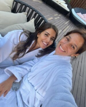 Lorena Capetillo Instagram - El paraíso está en atesorar momentos…conversar y conversar y conversar…llorar a carcajadas y tener ricos silencios…aprovechar a la Palo que se va pronto…emprende vuelo a por sus sueños :) A mi amiga noble de mirada chinchosa, mujer que escucha y habla con el corazón…gracias amiga por abrazar contra el viento, por sanar heridas y hermosear cicatrices, por saborear la vida y detener el tiempo 🌱
#ElParaisoEstaEn @enjoy_santiago …lugar para coleccionar preciosos momentos :)