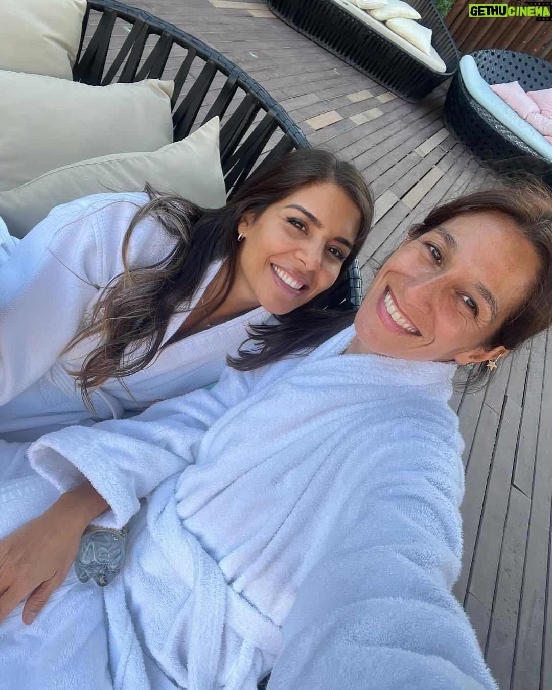 Lorena Capetillo - 2.5K Likes - El paraíso está en atesorar momentos…conversar y conversar y conversar…llorar a carcajadas y tener ricos silencios…aprovechar a la Palo que se va pronto…emprende vuelo a por sus sueños :) A mi amiga noble de mirada chinchosa, mujer que escucha y habla con el corazón…gracias amiga por abrazar contra el viento, por sanar heridas y hermosear cicatrices, por saborear la vida y detener el tiempo 🌱
#ElParaisoEstaEn @enjoy_santiago …lugar para coleccionar preciosos momentos :)
