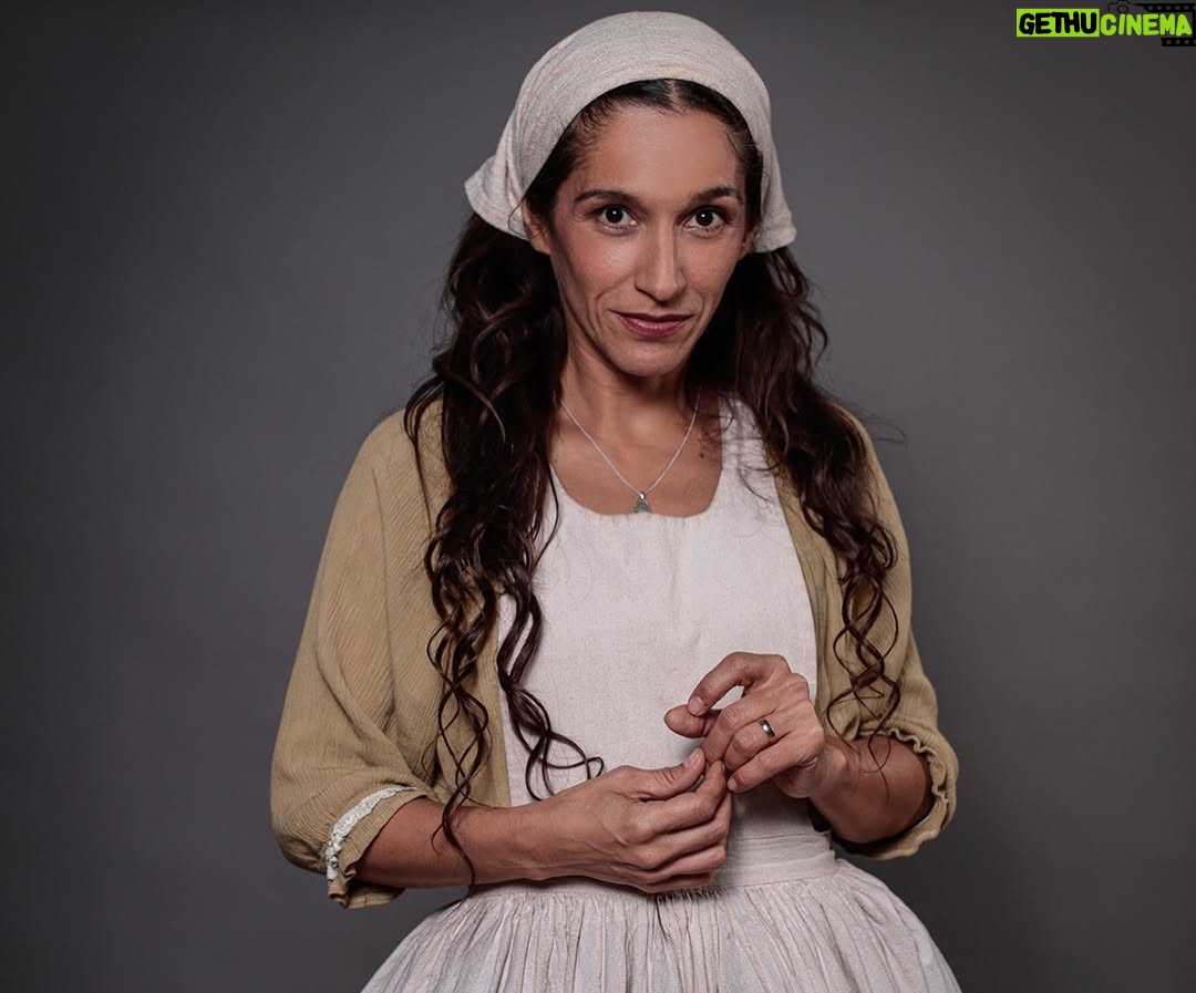 Lorena Capetillo - 1.9K Likes - HOY ESTRENAMOS!
Ha sido un trabajo mancomunado que valoro y admiro profundamente. Cada departamento está entregando con excelencia el todo…les voy a ir mostrando parte de este proceso que de verdad ha sido intenso, difícil, apasionante…de todo…y porque es un honor reversionar una de las teleseries más icónicas de nuestro país.
Hoy en la noche, no dejen de ver “EL SEÑOR DE LA QUERENCIA”.
Por la temática es súper difícil decir “disfrútenla”…así que solo les diré que cuando la empiecen a ver, espero que podamos conversar de todo eso…nos hablamos en la noche!!! 😘
Gracias por las fotos
@jose.vasquez.92372
@amancaipb
@ignachosky
💓