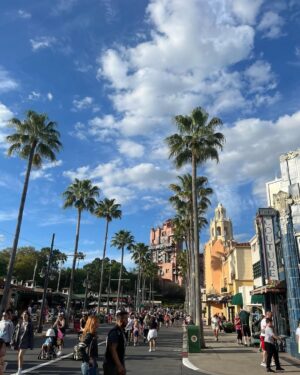 Lorena Capetillo Instagram - Días sin calendario. 
Hemos estado paseando por calles bien bulliciosas, y por otras muy quietas. Museos, castillos, playas, galerías de ropa usada…les dejé un dato muy bonito en las historias, para que lo disfruten! Lo que más valoro: viajar en familia, creo que es un tesoro. Amo poder acumular recuerdos en el corazón! 
🌊 
#vacaciones #familia #amor #playa  #SunnyIsles #MiamiMeLoConfirmo
#DiaDeLaFelicidadAtrasado pero siempre celebrado!